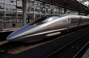 Shinkansen 500 series at Kyoto Station taken by Nick Coutts on 2005-03-19 (Wikipedia)